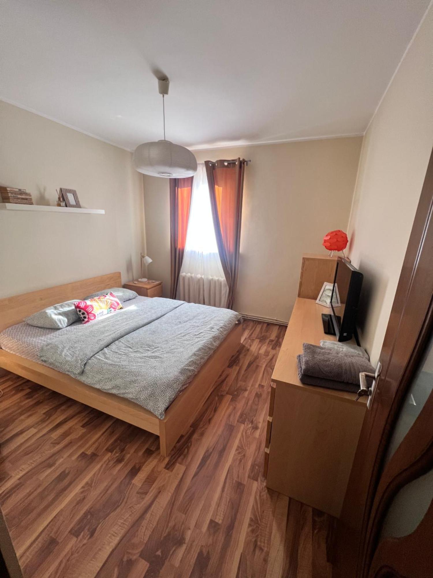 Middle Of The Boulevard Apartment